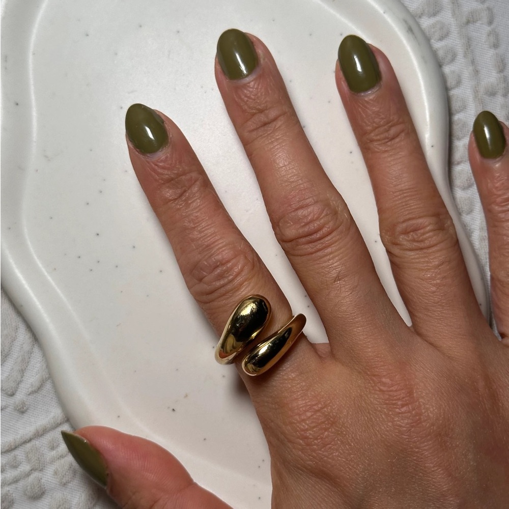 Elegant Gold Women's Ring